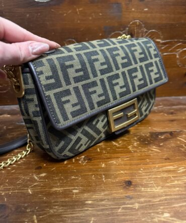 Borsa modello Fendi Baguette Chain Midi
