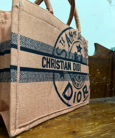 Borsa modello Christian Dior Book Tote in tela di juta con ricamo Dior Union.